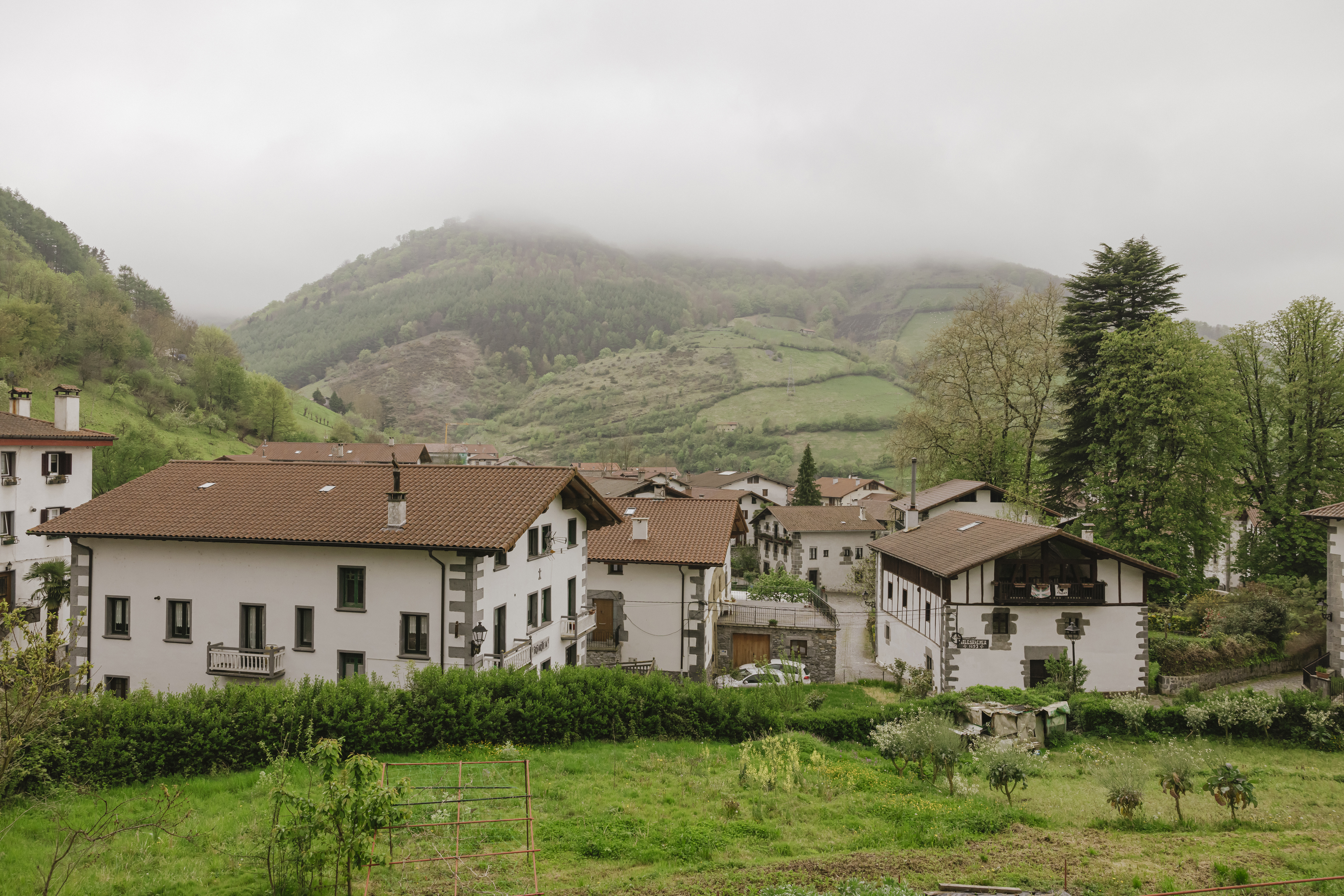 Casas del pueblo de Leitza un día con algo de niebla